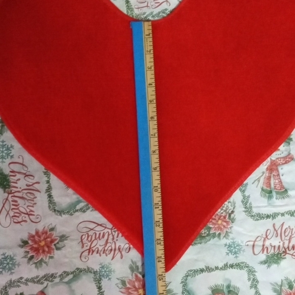 NWOT Red Heart-Shaped Rug 20 inches BY 15 inches (not oversized) - Picture 5 of 10